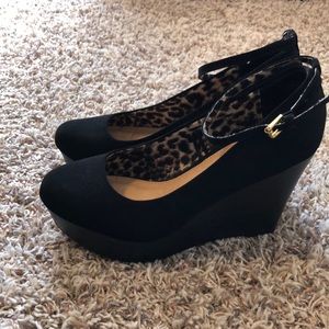 Report black Wedge Heels Size 7.5 W Lucy